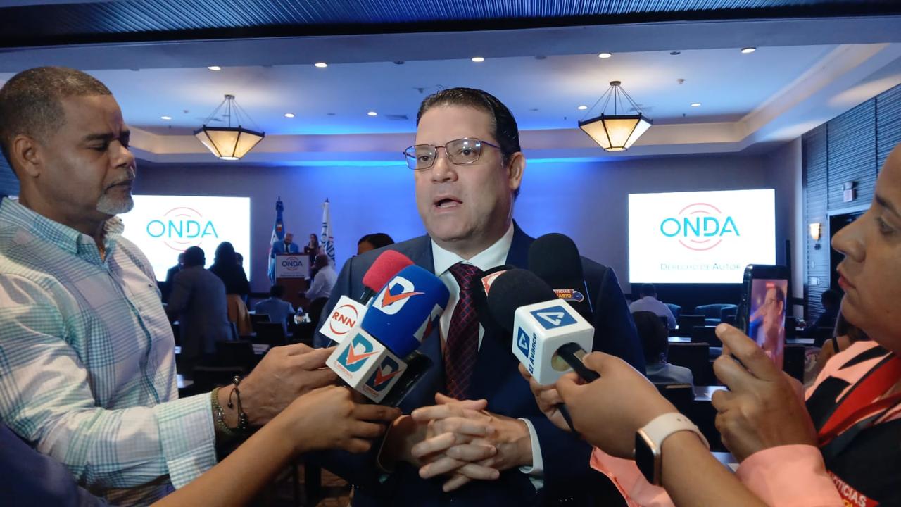 El ministro de Industria, Comercio y Mipymes, Eduardo “Yayo” Sanz Lovatón.