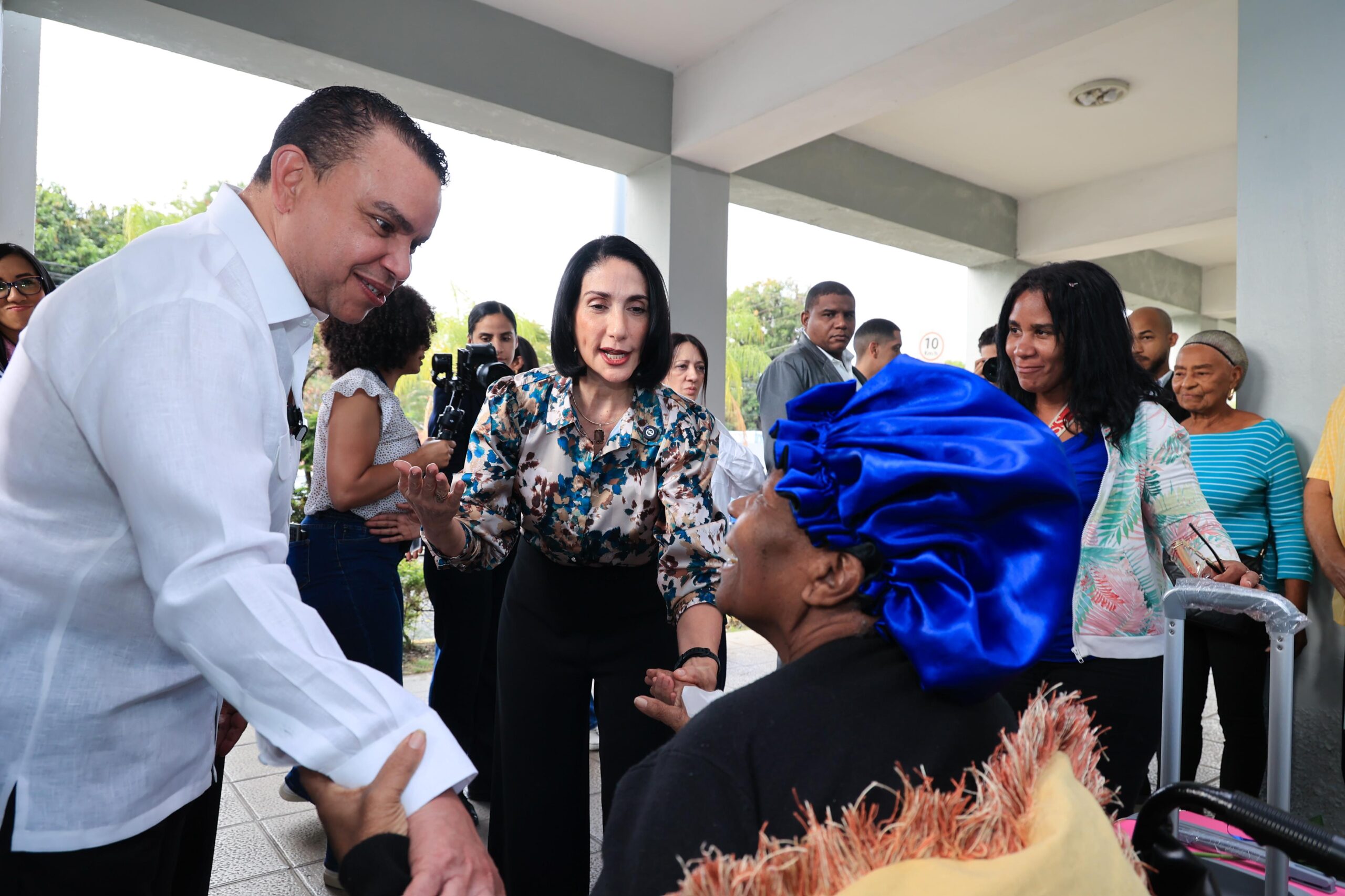 Primera dama de la República, Raquel Arbaje, y el director del Servicio Nacional de Salud (SNS), doctor Julio César Landrón.