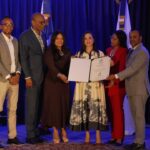 Kirsis Díaz, directora de Panorama, recibe un reconocimiento por su trayectoria, entregado por el Colegio Dominicano de Periodistas.