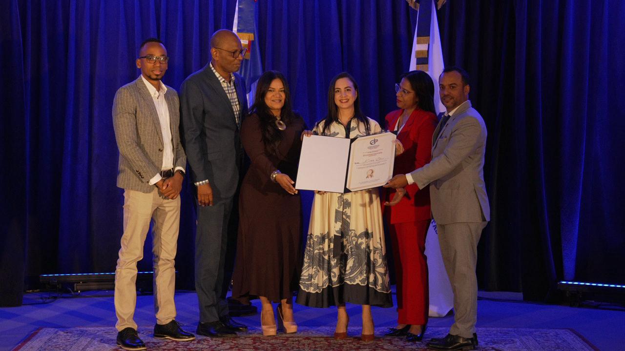 Kirsis Díaz, directora de Panorama, recibe un reconocimiento por su trayectoria, entregado por el Colegio Dominicano de Periodistas.