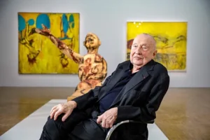 Georg Baselitz, ante algunas de sus obras en una exposición en 2021 / Afp