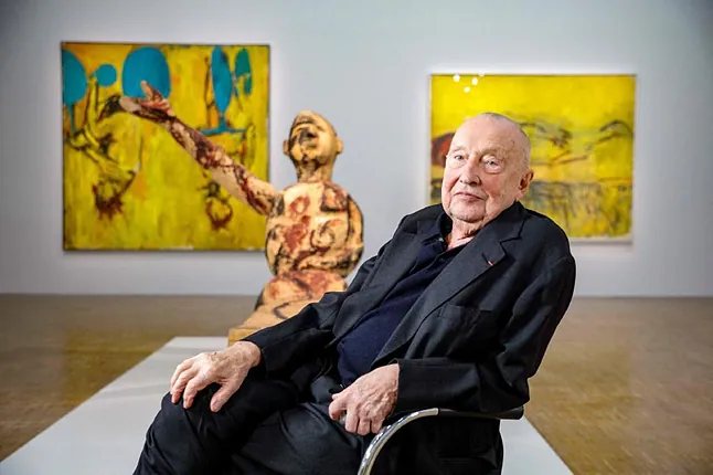 Georg Baselitz, ante algunas de sus obras en una exposición en 2021 / Afp