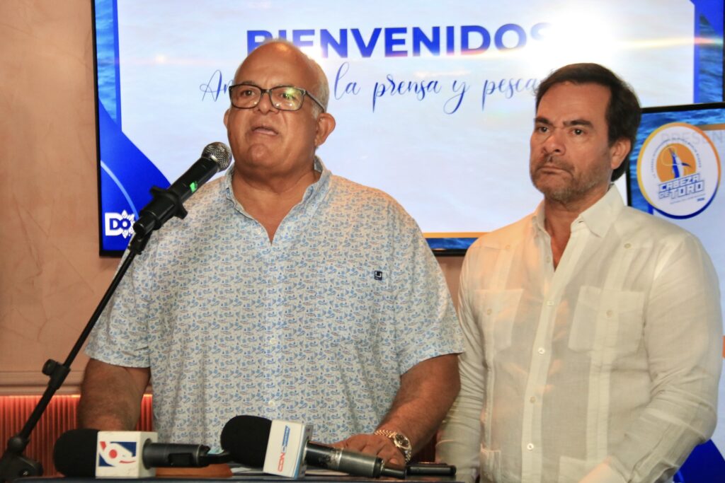 El director John Adams y Danny Medina, miembro del Comité de Pesca, al momento de ofrecer detalles de la justa.
