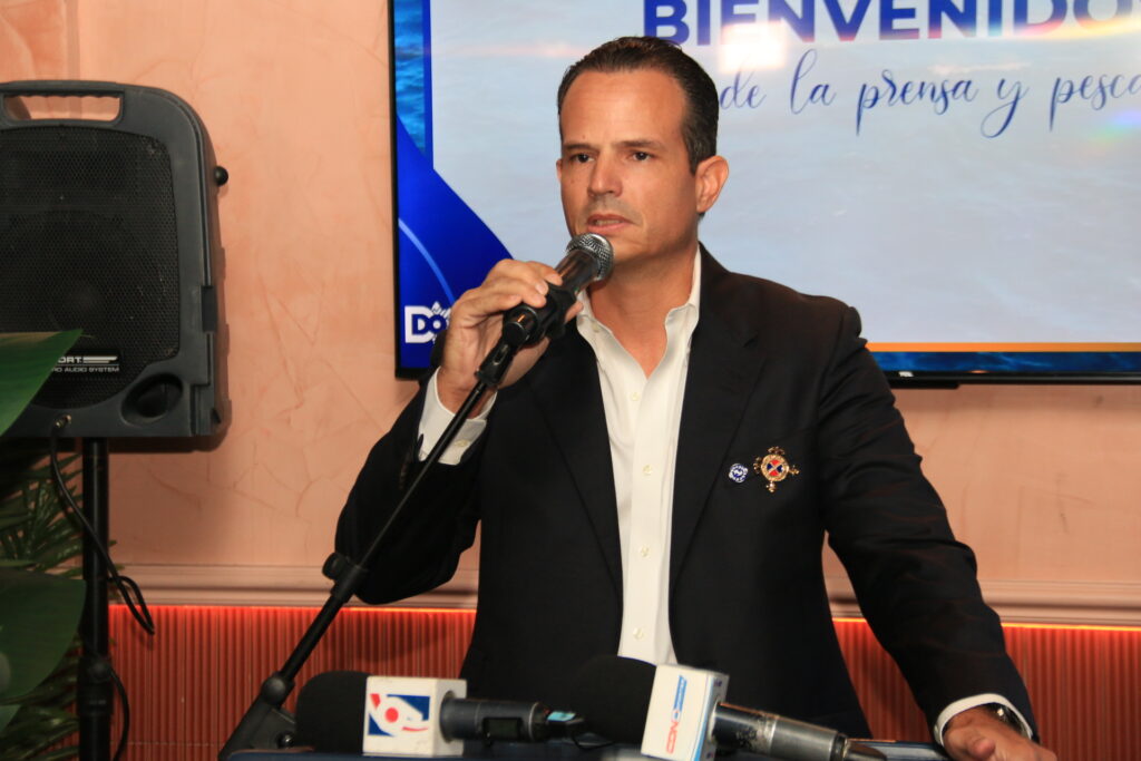 El comodoro Jorge Leroux Matos dio la bienvenida a los presentes.