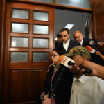 Los hermanos Espaillat al momento de salir del tribunal de audiencias.