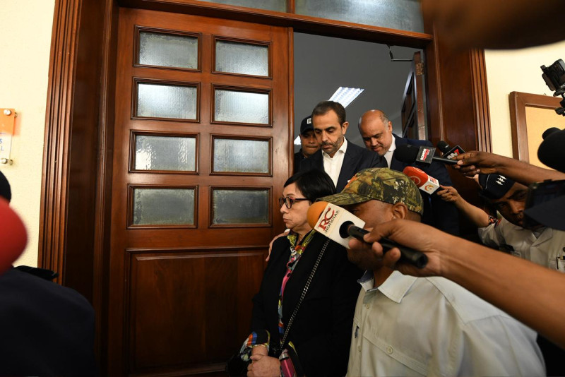 Los hermanos Espaillat al momento de salir del tribunal de audiencias.