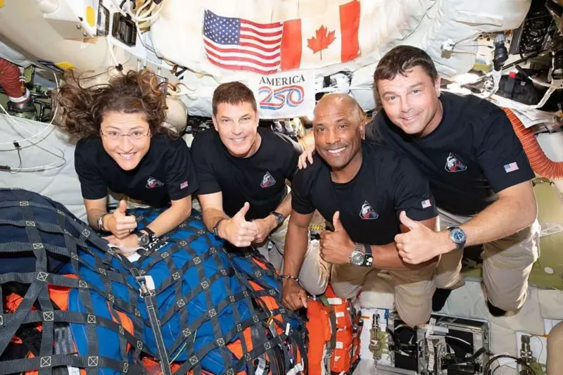 Fotografía cedida por la NASA donde aparecen los integrantes de la tripulación de la misión Artemis II, los astronautas de la NASA, la especialista de misión Christina Koch (i), el piloto Victor Glover (2d), el comandante Reid Wiseman (d), y el astronauta de la Agencia Espacial Canadiense (CSA), el especialista de misión Jeremy Hansen (2i), posando este martes en el interior de la nave espacial Orión. EFE/ NASA