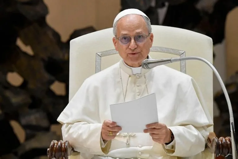 La Iglesia Católica no aprueba la bendición formal de las parejas homosexuales, asegura el papa León XIV