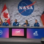 Captura de video tomada de una transmisión de la NASA de la tripulación de la misión Artemis II (i-d), Reid Wiseman, Victor Glover, Christina Koch y Jeremy Hansen durante una rueda de prensa, desde Houston