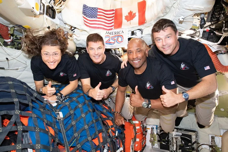 Fotografía cedida por la NASA donde aparecen los integrantes de la tripulación de la misión Artemis II, los astronautas de la NASA, la especialista de misión Christina Koch (i), el piloto Victor Glover (2d), el comandante Reid Wiseman (d), y el astronauta de la Agencia Espacial Canadiense (CSA), el especialista de misión Jeremy Hansen (2i), posando este martes en el interior de la nave espacial Orión. EFE/ NASA