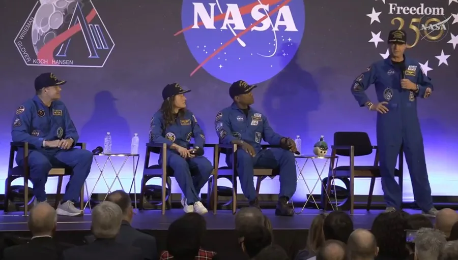 Captura de pantalla de una transmisión de la NASA de los integrantes de Artemis II, el piloto Victor Glover (i), la especialista de misión Christina Koch (2-i), el astronauta de la Agencia Espacial Canadiense (CSA), el especialista de misión Jeremy Hansen (2-d) y el comandante Reid Wiseman (d), hablando durante un evento, en Houston (EE.UU.).