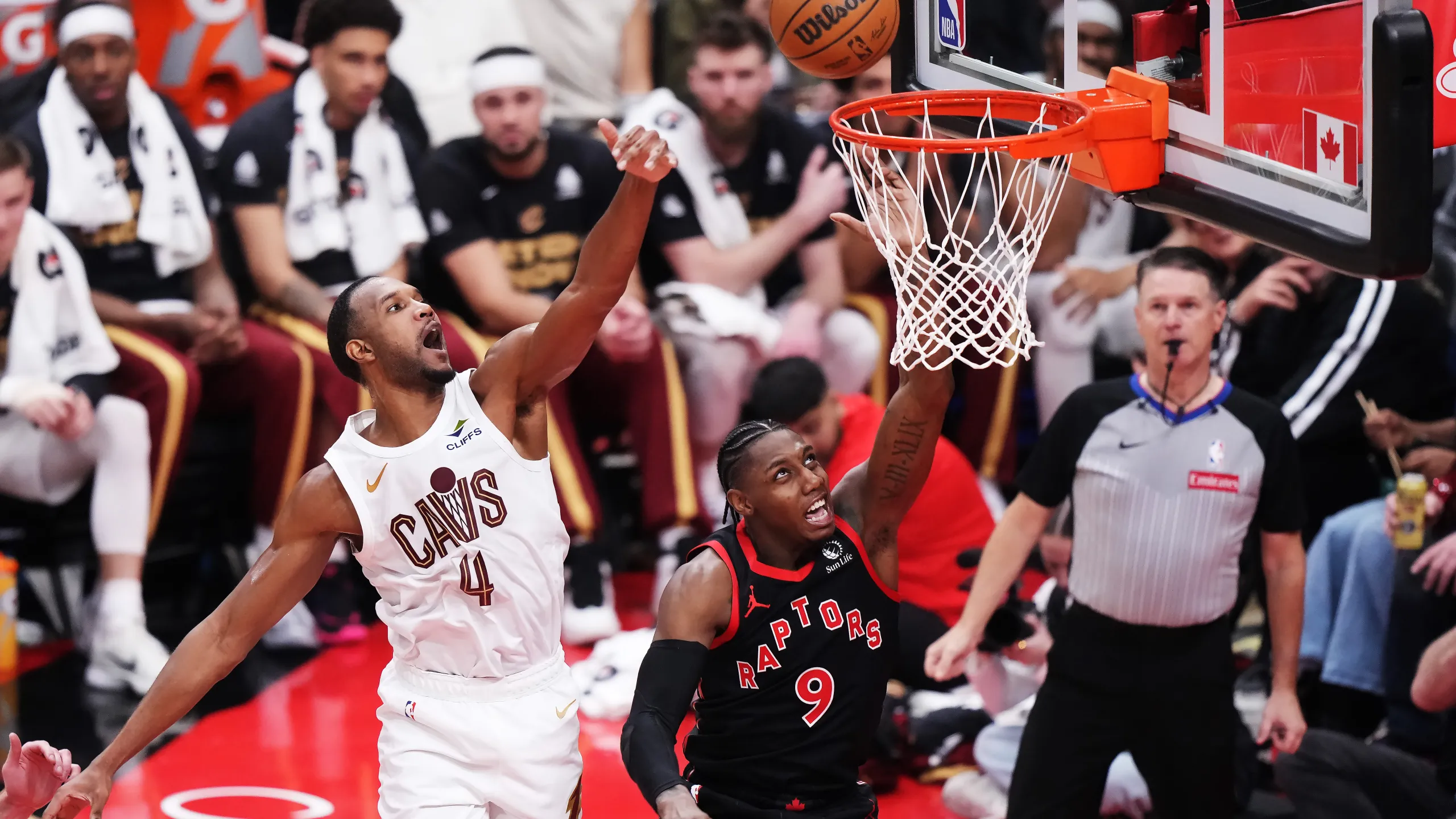 Barnes y Barrett anotaron 33 puntos cada uno y los Raptors vencieron a los Cavaliers 126-104 para reducir la desventaja en la serie a 2-1.