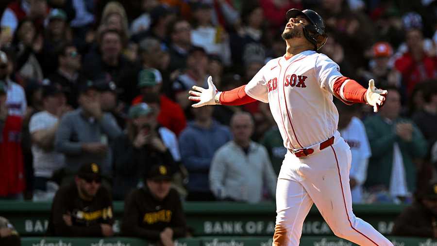 Willson Contreras #40 de Boston reacciona luego de conectar jonrón frente a los Padres. en el Fenway Park este 03 de abril 2026. (Foto por Brian Fluharty/Getty Images)