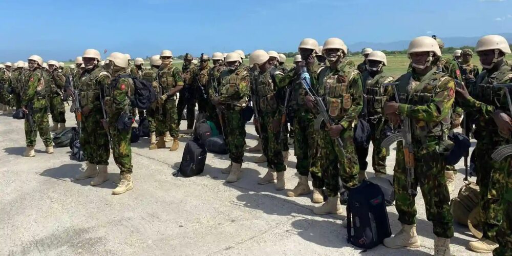 Policías kenianos abandonan Haití.