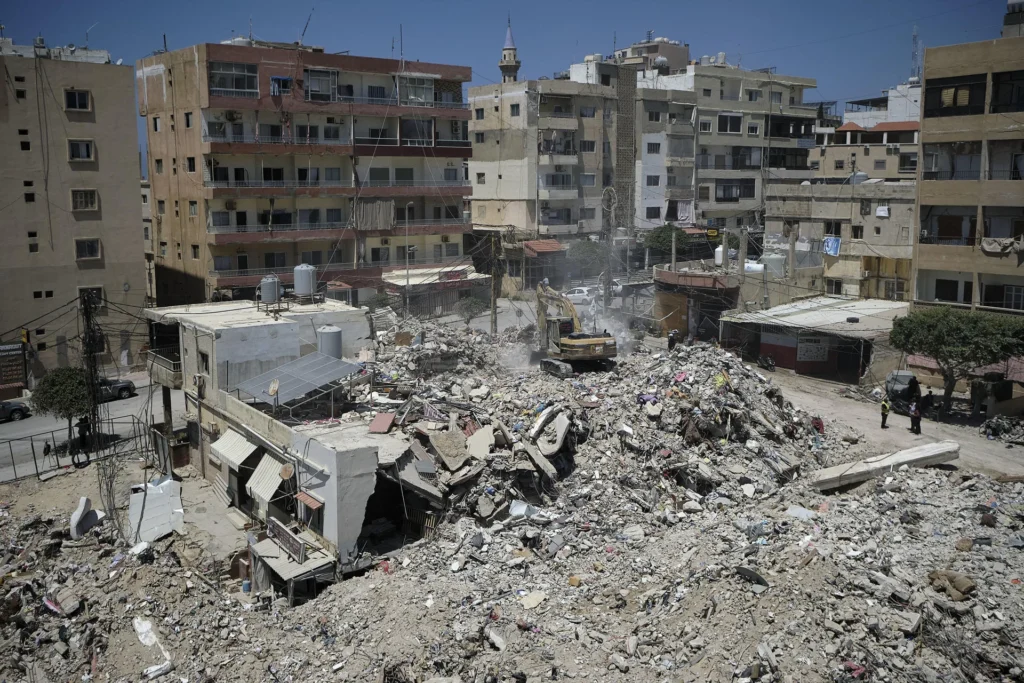 Resultado del ataque israelí contra edificios residenciales en la ciudad de Tiro, sur de Líbano, el 24 de abril de 2026. EFE