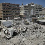 Resultado del ataque israelí contra edificios residenciales en la ciudad de Tiro, sur de Líbano, el 24 de abril de 2026. EFE