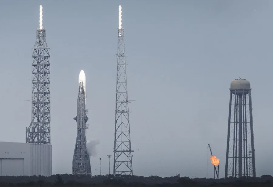 Fotografía de archivo del cohete New Glenn (NG-2) de Blue Origin en el Complejo de Lanzamiento Espacial 36 de la Estación de la Fuerza Espacial de Cabo Cañaveral, en Florida (EE.UU.). EFE/EPA/CRISTOBAL HERRERA-ULASHKEVICH.