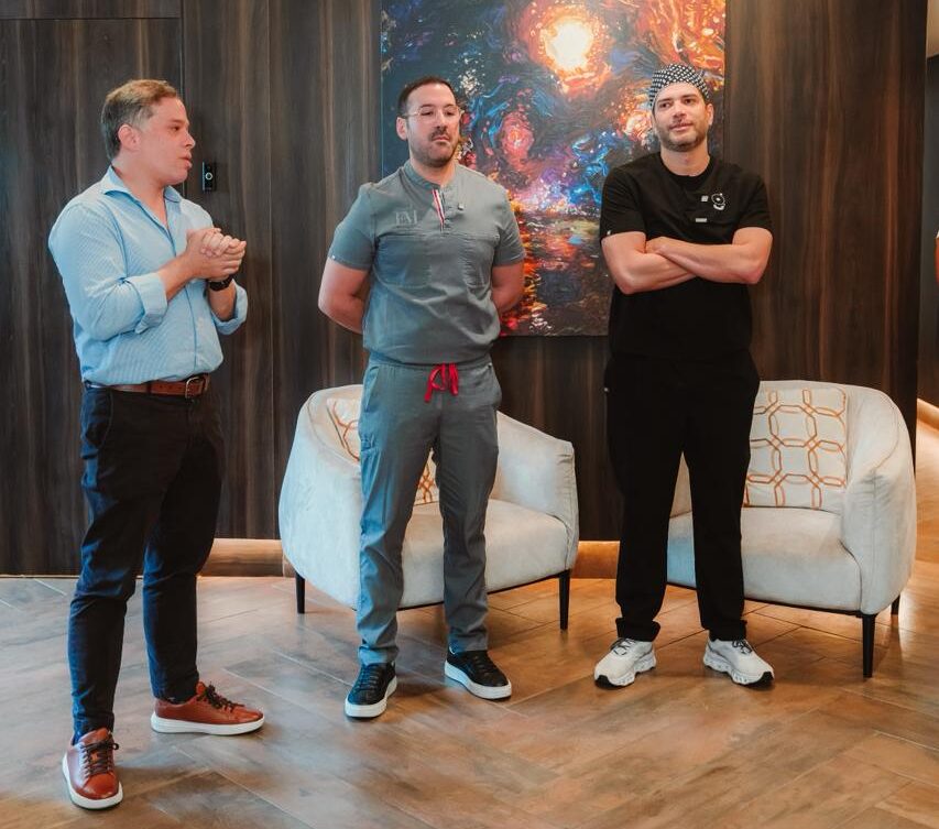 Nelson Rodríguez , doctor Eduardo Mejía y el doctor Gustavo Almanzar, fundadores de Nudah Clinic.