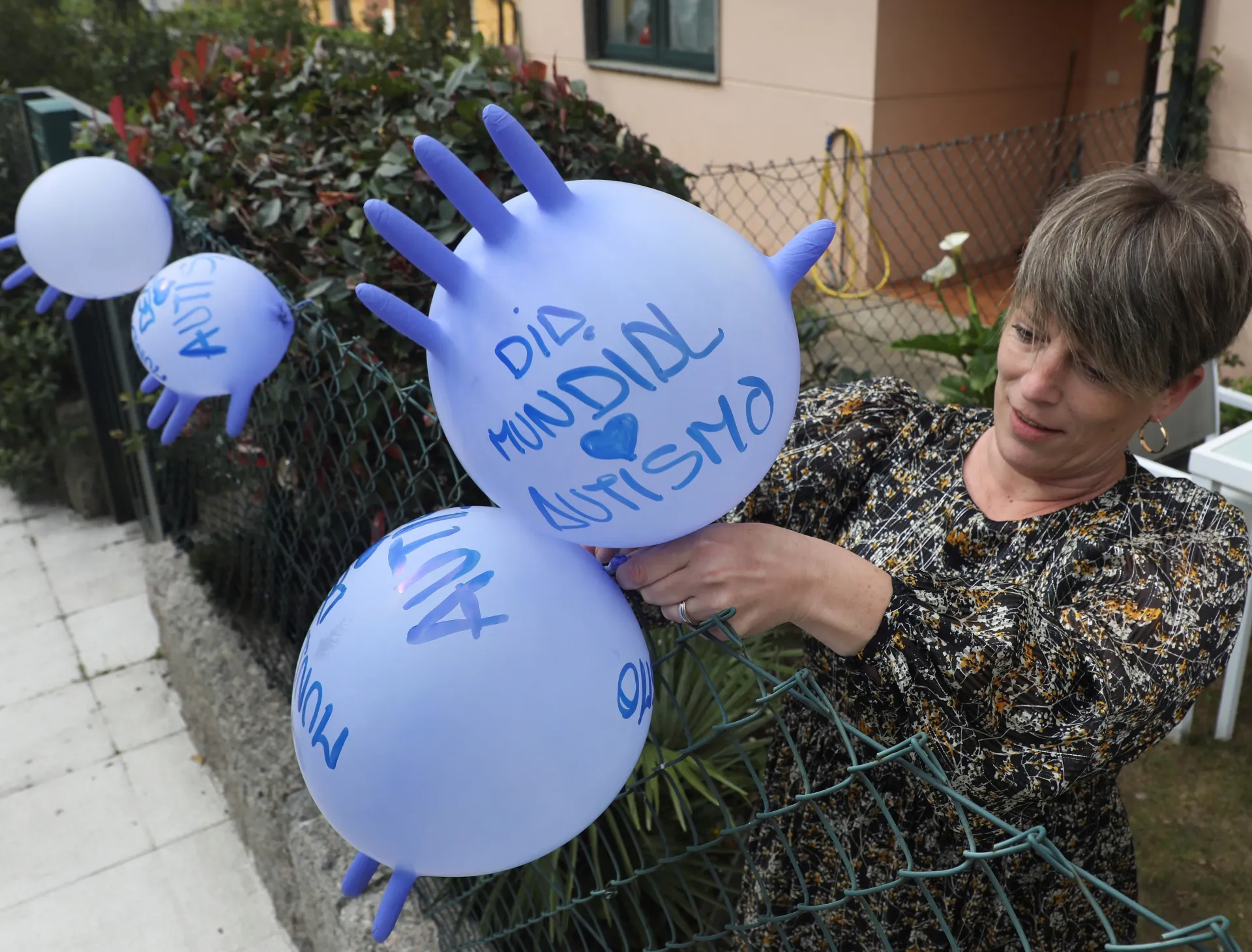 Globos azules para conmemorar el "Día Mundial del Autismo". EFE/Xoán Rey.