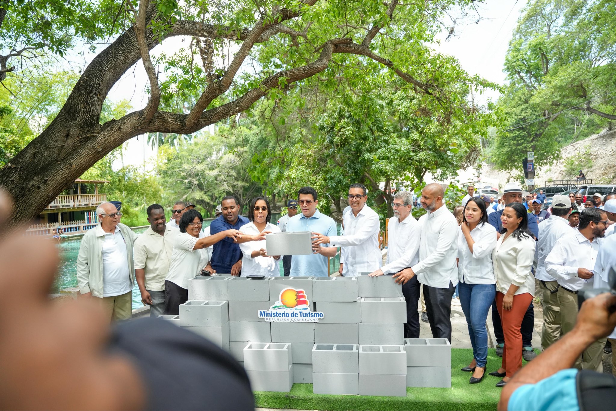 Ministerio de Turismo inicia trabajos en balneario en Bahoruco.
