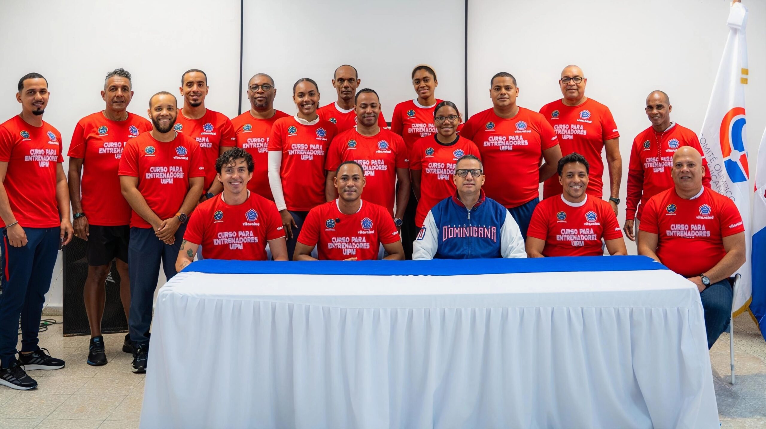 Sentados, Ricardo Vera, Kenny Núñez, presidente de Fedopem, José Luis Bautista, director del Alodom, David Sampaio Paz y Odalis Sánchez, y de pies, los entrenadores cursantes.
