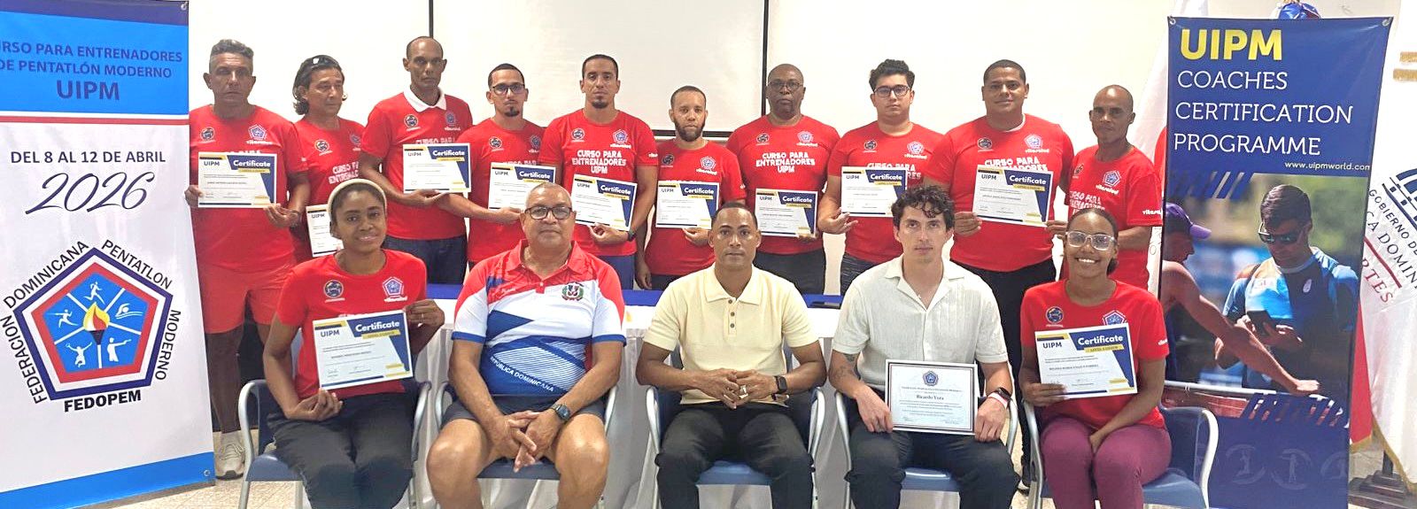 Sentados, Rosibel Mercedes Mieses, Marcelo Derouville y Kenny Núñez, de Fedopem, Ricardo Veras y Melissa Valle O’Farrill. Detrás, los entrenadores calificados Nivel I.