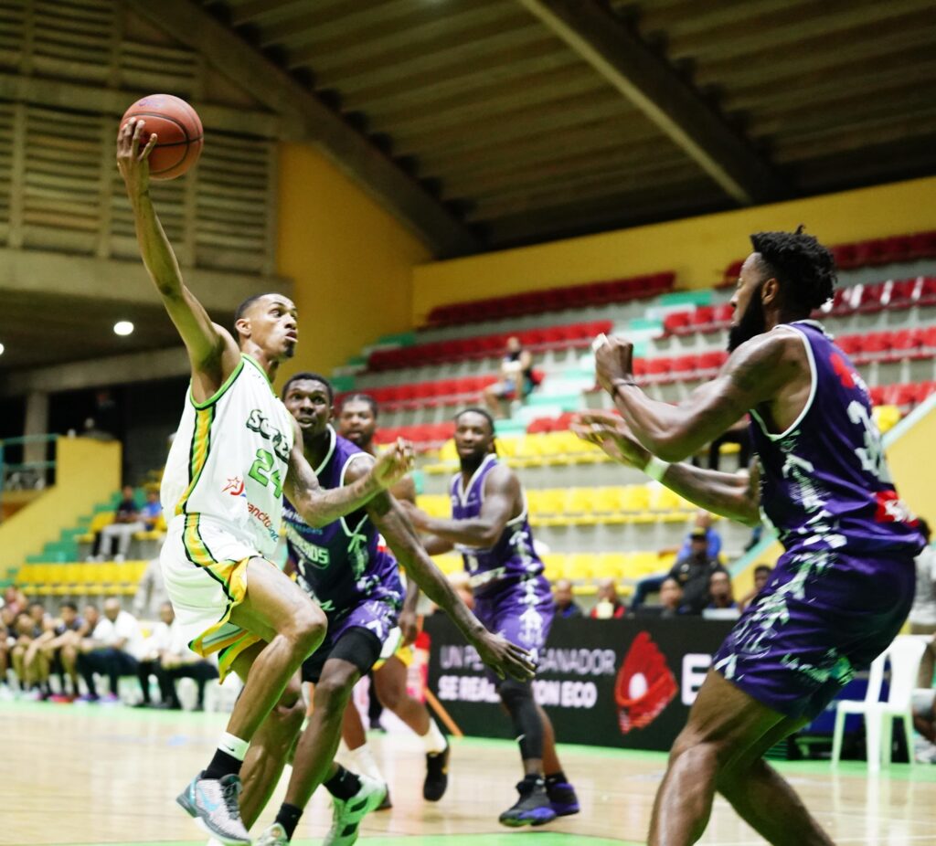 Jonathan Bello, de los Soles del Este, en acción ofensiva ante Immanuel Bates, de los Marineros.