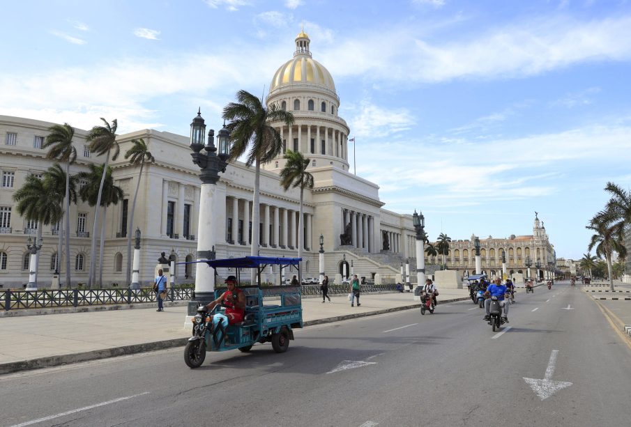 Triciculos eléctricos en Cuba.
