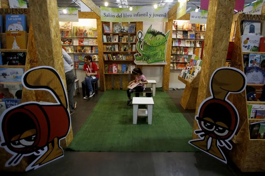 Una niña lee un libro. EFE/Esteban Biba
