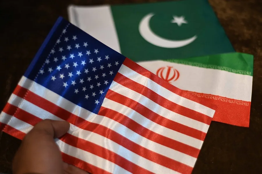 Un comerciante exhibe banderas iraníes, estadounidenses y paquistaníes en una tienda en Karachi, Pakistán. EFE/EPA/Shahzaib Akber.