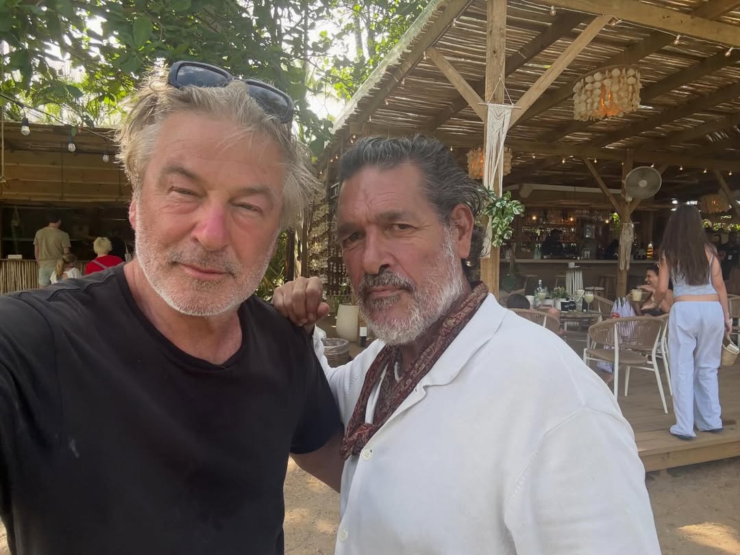 Actor Alec Baldwin, junto a un amigo en Las Terrenas