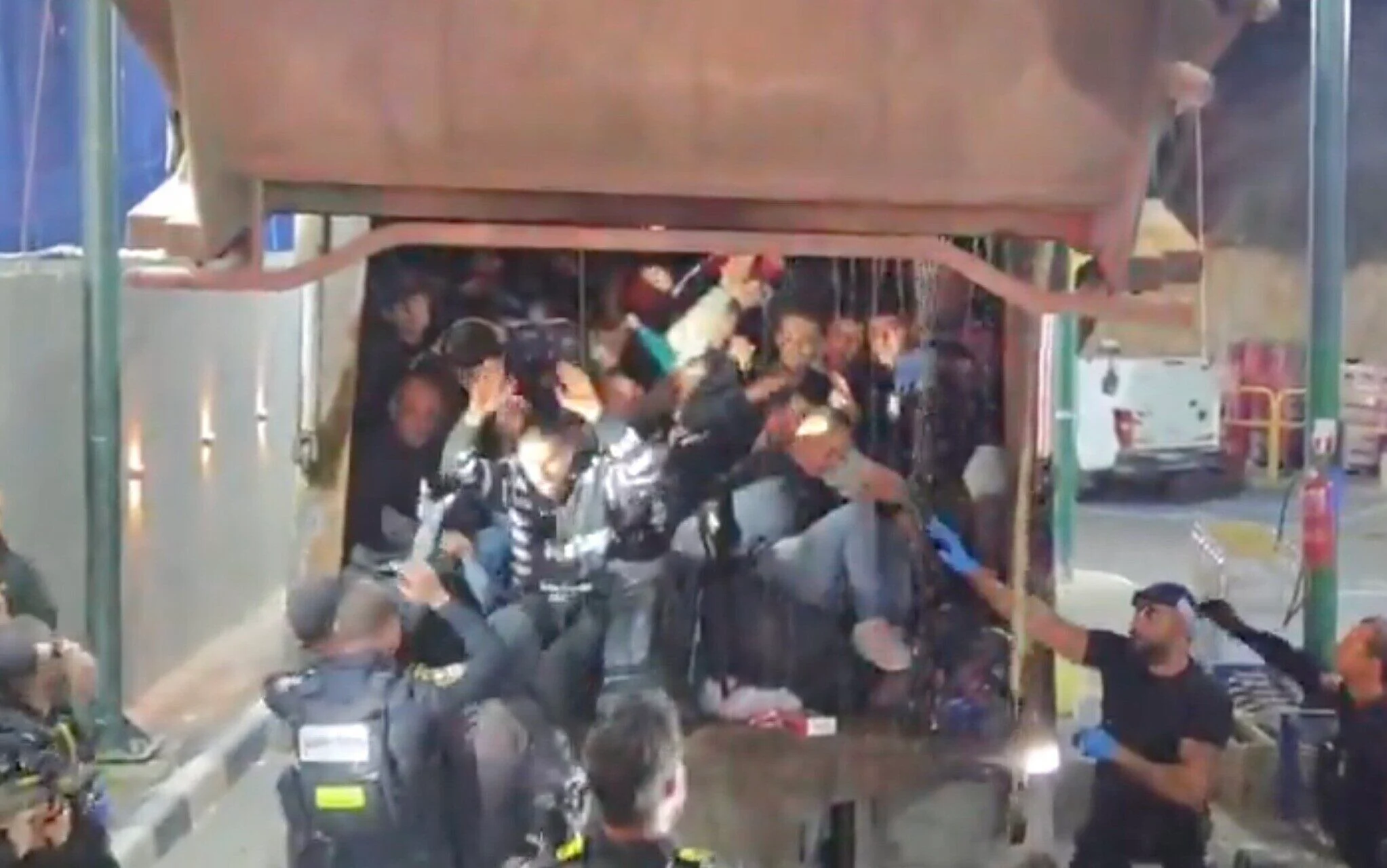 Israel halla 70 palestinos ocultos en un camión de basura que intentaban infiltrarse