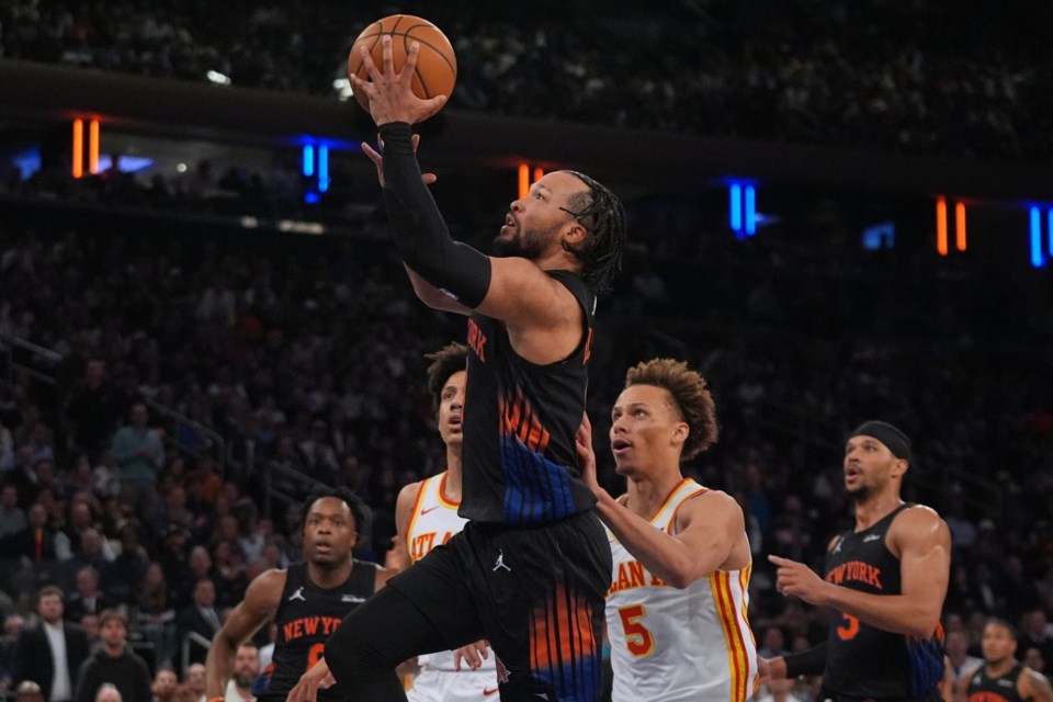 Jalen Brunson de los Knicks ataca la canasta ante Atlanta.
