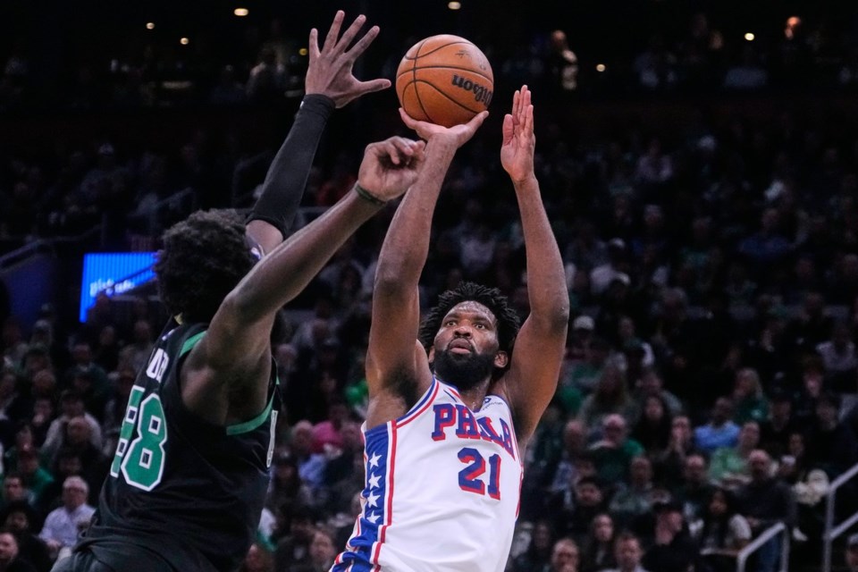 Joel Embiid brilló aún más en su segundo partido tras su regreso. Y eso fue suficiente para que los Philadelphia 76ers evitaran la eliminación en su serie de primera ronda de los playoffs contra los Boston Celtics.