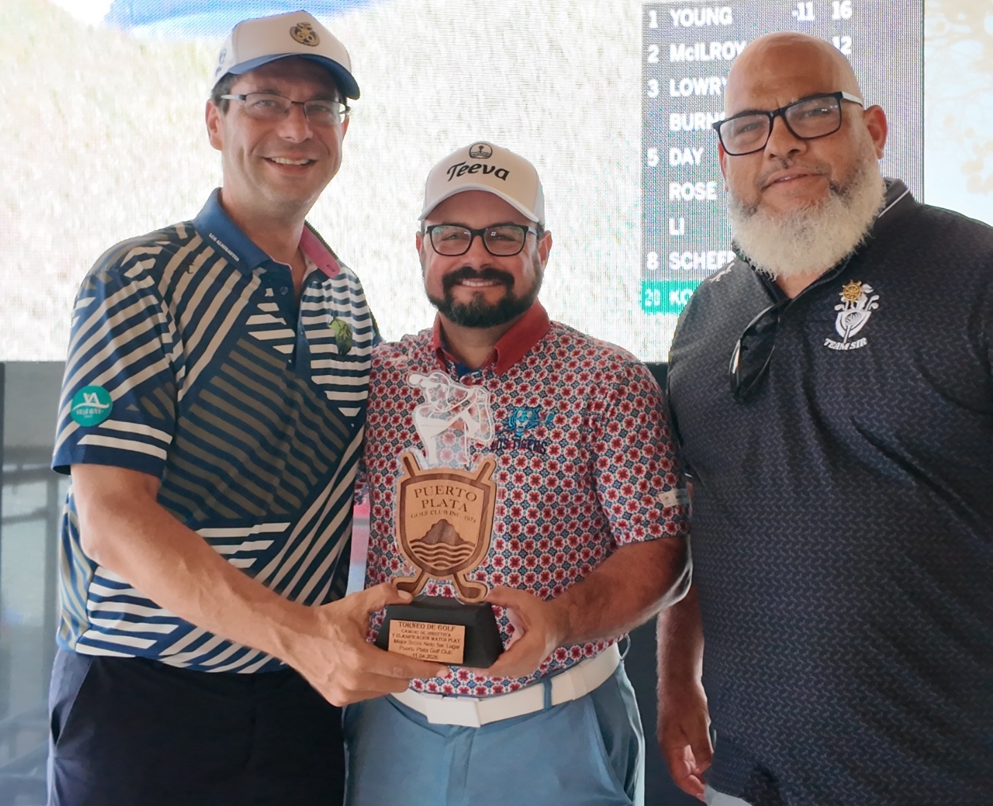 Juan Antonio Morales, presidente, y Diego Laiz, premian a Oliver Nazario