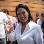 La candidata presidencial de Perú por el partido Fuerza Popular, Keiko Fujimori, saluda al llegar a su lugar de votación este domingo, en Lima (Perú). EFE/ John Reyes.