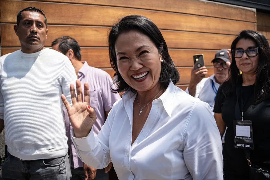 La candidata presidencial de Perú por el partido Fuerza Popular, Keiko Fujimori, saluda al llegar a su lugar de votación este domingo, en Lima (Perú). EFE/ John Reyes.