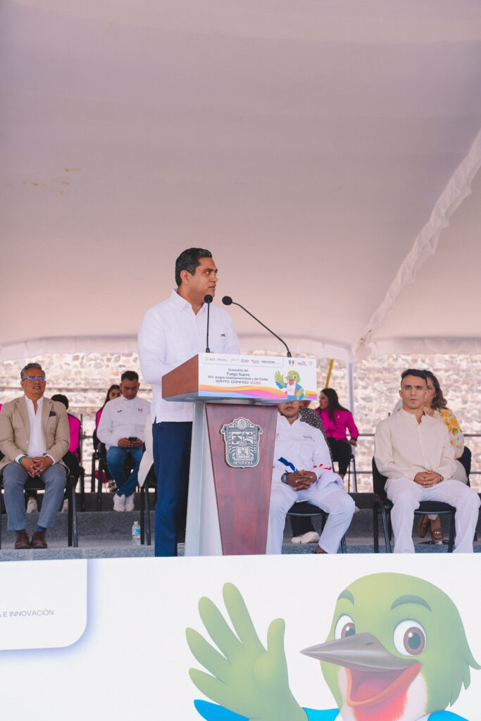 El ministro de Deportes de República Dominicana, Kelvin Cruz, habla durante el acto de entrega del fuego nuevo en México.