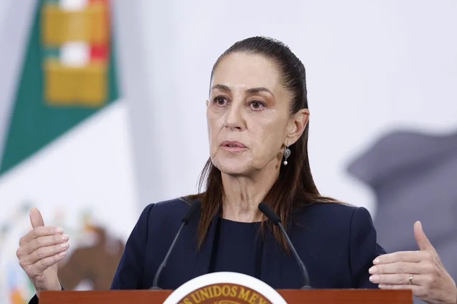 La presidenta de México, Claudia Sheinbaum, habla durante una rueda de prensa este lunes, en el Palacio Nacional, en Ciudad de México
