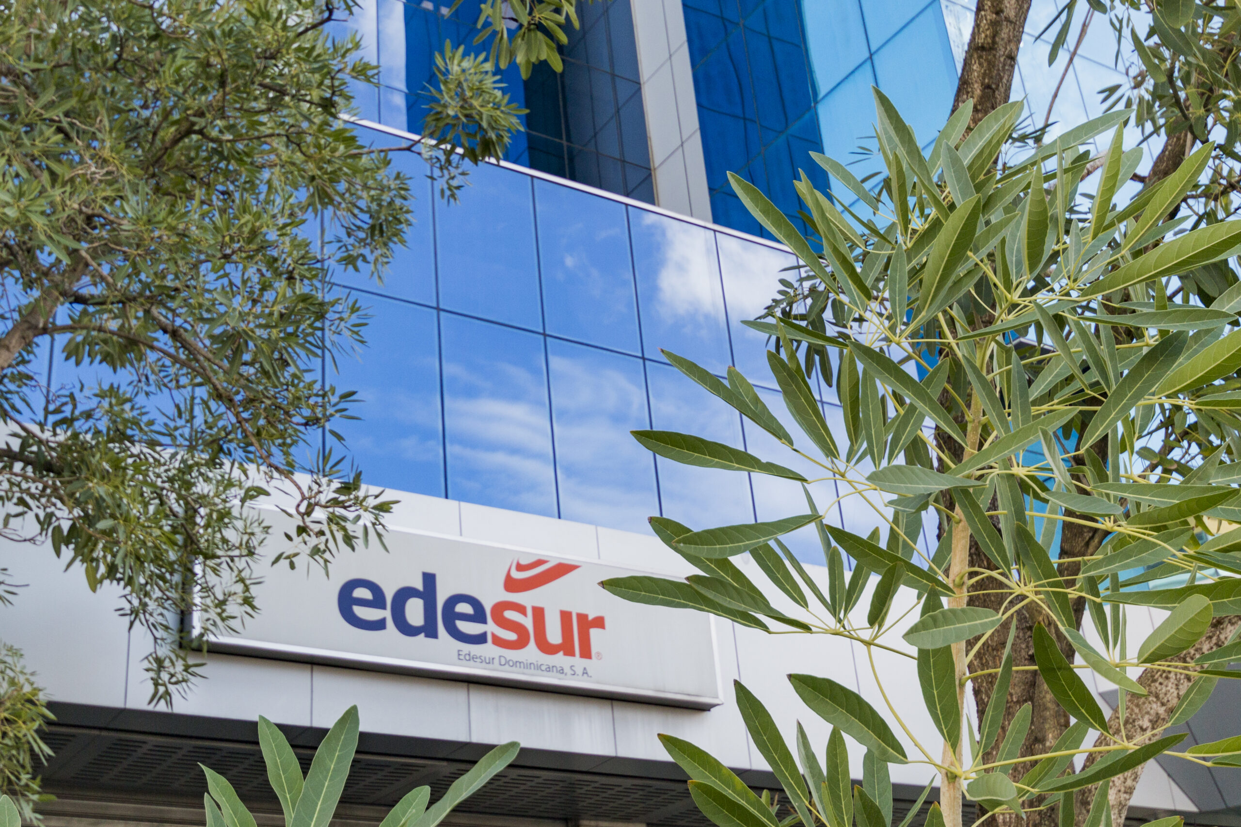 Edesur reconecta servicio eléctrico a cerca de 300,000 clientes en zonas afectadas por las lluvias