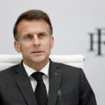 El presidente francés, Emmanuel Macron, asiste a una videoconferencia dedicada a iniciativas nacionales y europeas destinadas a establecer una mayoría digital para el acceso a las redes sociales en el Palacio del Elíseo en París, Francia, este jueves. EFE/EPA/Benoit Tessier / POOL MAXPPP OUT.
