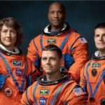 Tripulación de Artemis II: de izquierda a derecha, Christina Koch; atrás, Victor Glover (piloto); al frente, Reid Wiseman (comandante); a la derecha, Jeremy Hansen.