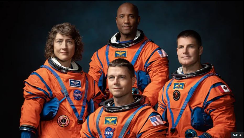 Tripulación de Artemis II: de izquierda a derecha, Christina Koch; atrás, Victor Glover (piloto); al frente, Reid Wiseman (comandante); a la derecha, Jeremy Hansen.
