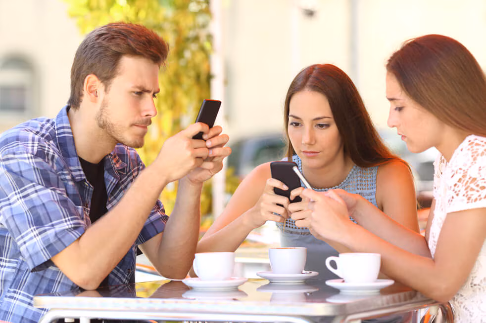Adictos al celular: por qué cuesta tanto desengancharse de las redes sociales