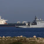 El petrolero Denya, escoltado por buques militares franceses, se observa en el golfo de Fos-sur-Mer, en el sur de Francia, el 24 de marzo de 2026. EFE/EPA/Guillaume Horcajuelo.