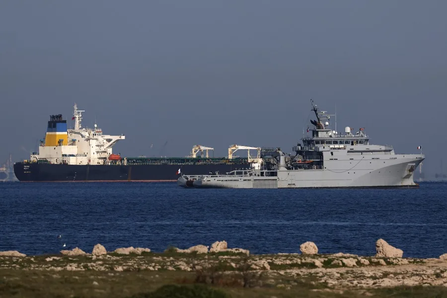El petrolero Denya, escoltado por buques militares franceses, se observa en el golfo de Fos-sur-Mer, en el sur de Francia, el 24 de marzo de 2026. EFE/EPA/Guillaume Horcajuelo.