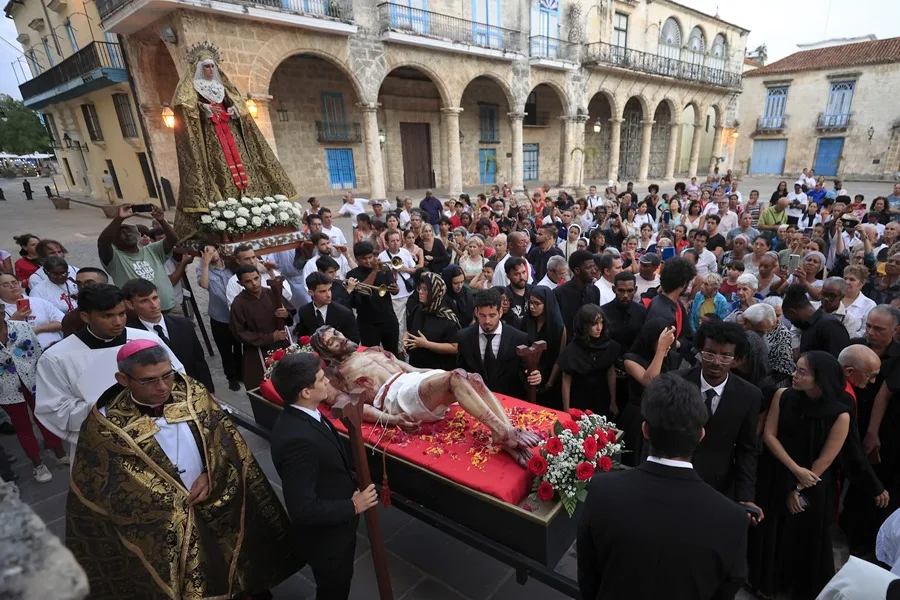 Feligreses participan en el viacrucis del Santo Entierro en la celebración del Viernes Santo, este viernes en La Habana (Cuba). EFE/ Ernesto Mastrascusa.