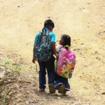 Fotografía del 8 de abril de 2026 que muestra a dos estudiantes caminando en quebrada Sardina en la comunidad comarcal (Panamá). EFE/ Carlos Lemos.