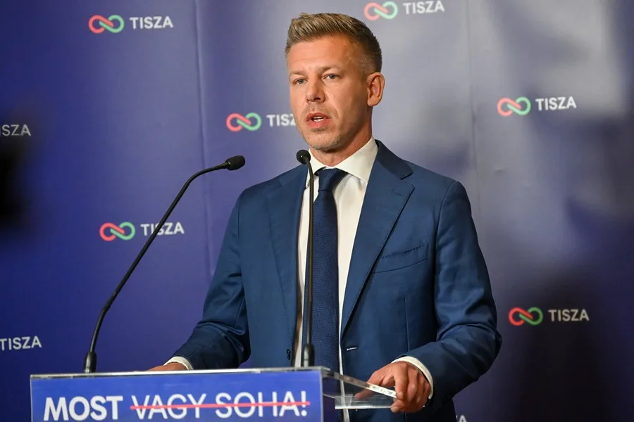 El presidente del opositor Partido Tisza, Peter Magyar, habla en una rueda de prensa tras el fin de las elecciones en Budapest, Hungría, el 12 de abril de 2026. EFE/Tibor Illyes.