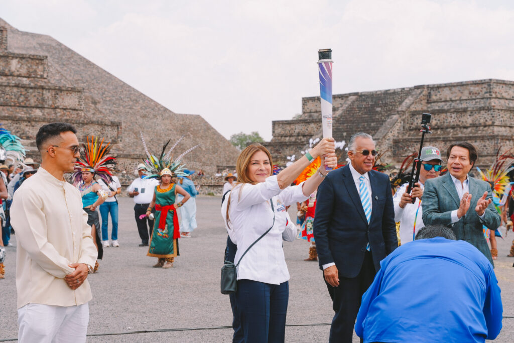 Carolina Mejía, alcaldesa de Santo Domingo, sostiene la antorcha Centroamericana y del Caribe. A su lado, Luisín Mejía, presidente de Centro Caribe Sports.